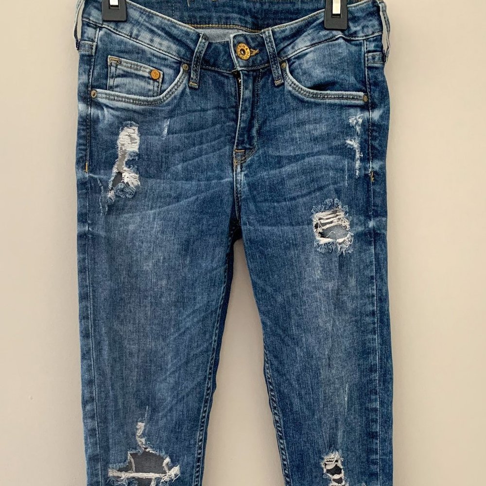 LOW RISE RIPPED SKINNY JEANS